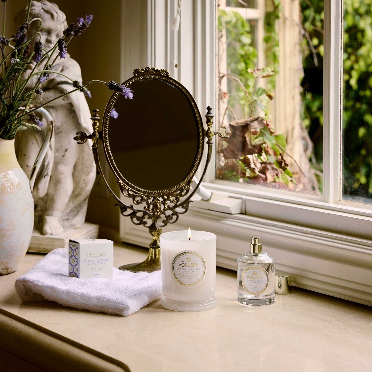 Voluspa - Mountain Lavender & Chamomile Classic Candle