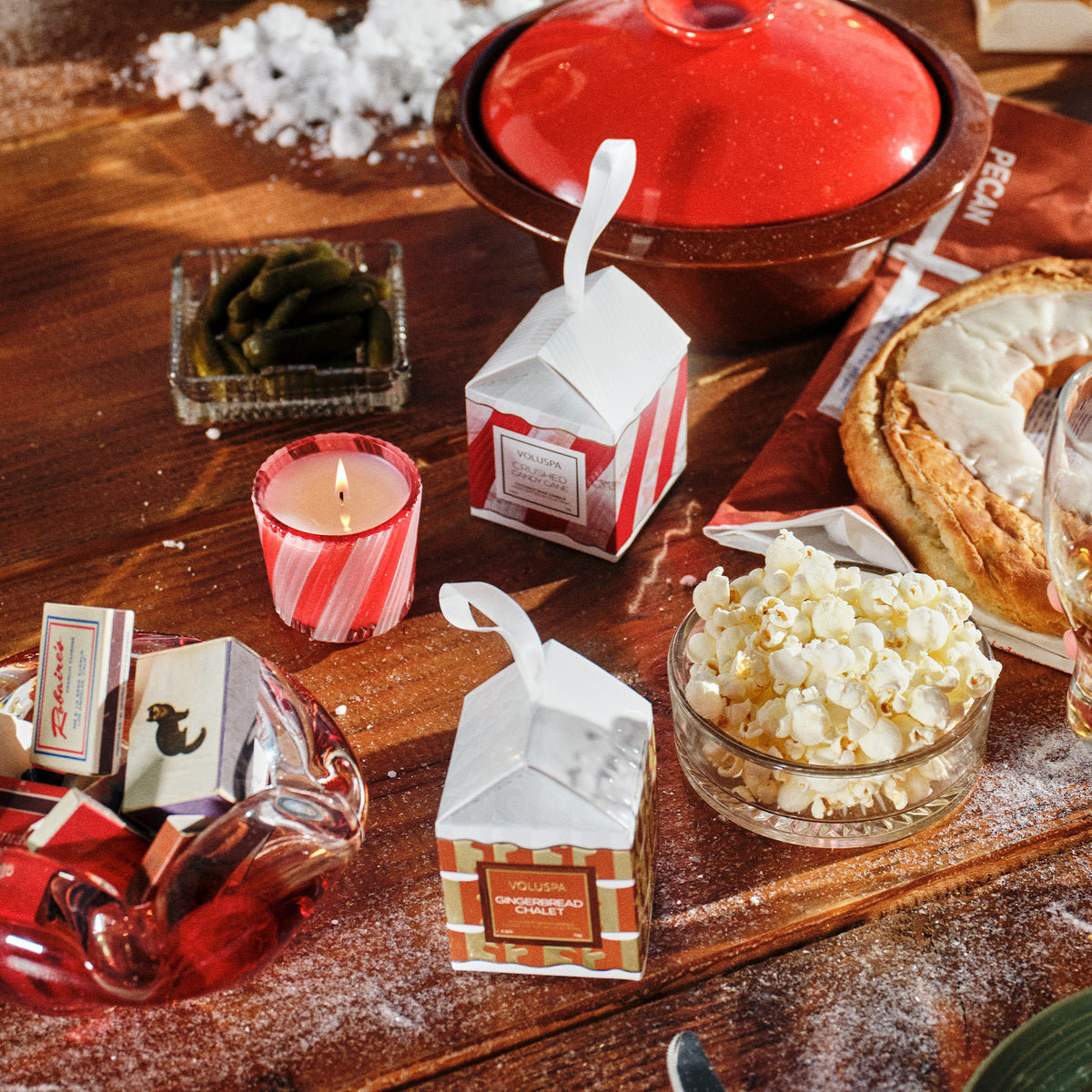 Voluspa - Crushed Candy Cane Pedestal Ornament Candle