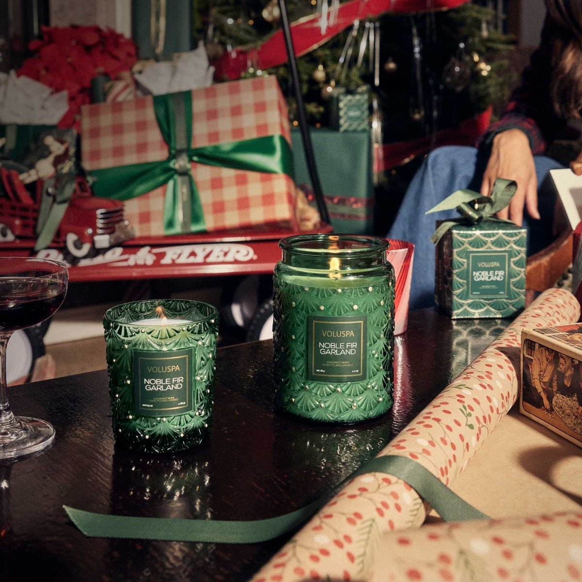 Voluspa - Noble Fir Garland Pedestal Candle