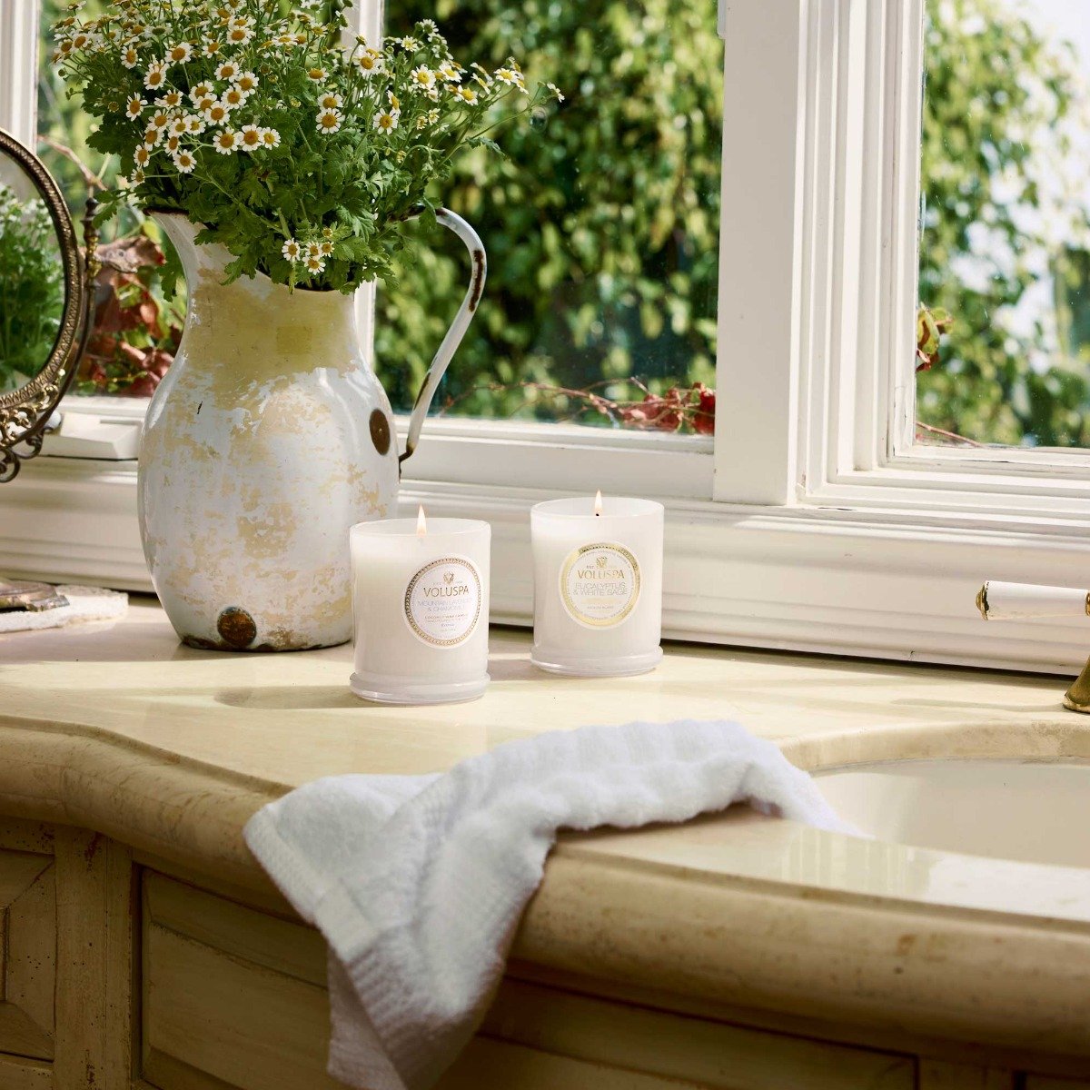 Voluspa - Mountain Lavender & Chamomile Classic Candle